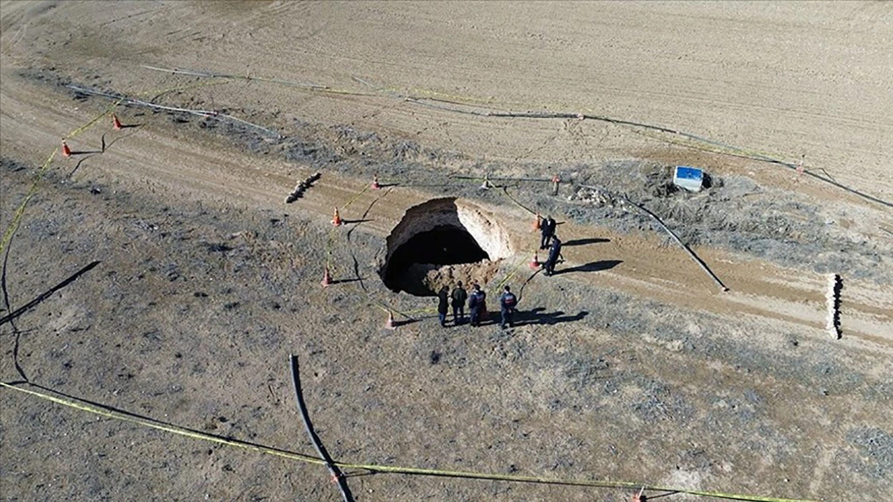 15 Metre Derinliğinde Obruk Oluştu