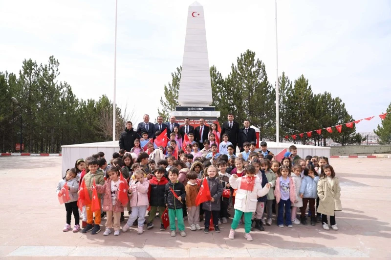 Sivas'ta İlkokul öğrencilerinden şehitliğe ziyaret! 