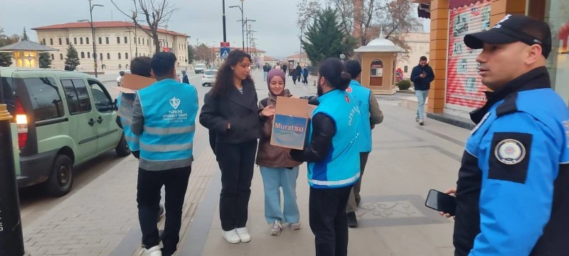 İftar saatinde hurma ikramı