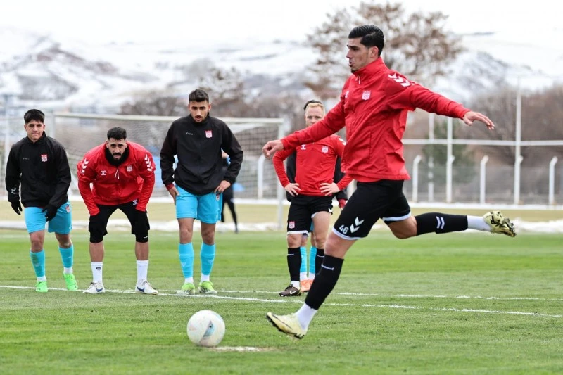 Sivasspor Adana maçını hazırlıklarını sürdürdü 