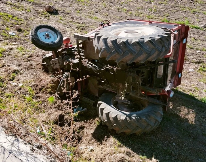 2 Ayrı Kaza Otomobil ve Traktör Tarlaya Devrildi 