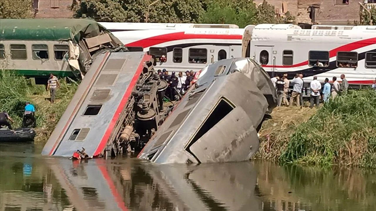 2 Tren Birbirine Girdi: 20 Yaralı 