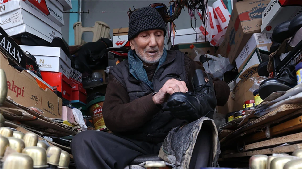 95 Yaşında, 70 Yıldır Ayakkabı Boyuyor