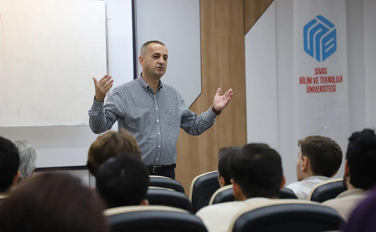 Anadolu Üniversitesi'nden Profesör Sivas'a Geldi! “İşe ve Hayata Yürekten Adanma” Konulu Seminer Verdi