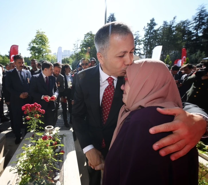 Bakan Yerlikaya'dan 15 Temmuz Şehitliğine Ziyaret