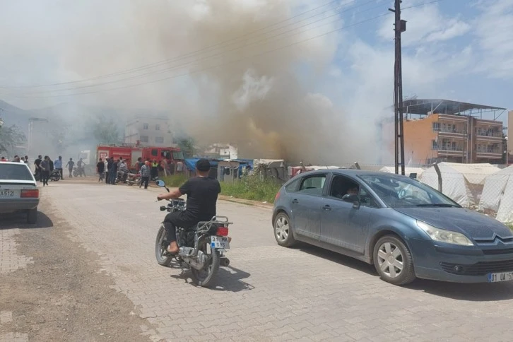 Çadırda Çıkan Yangın Araçlara Da Sıçradı