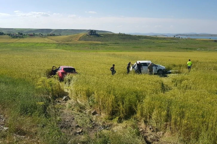 Çarpışan Otomobiller Tarlaya Uçtu