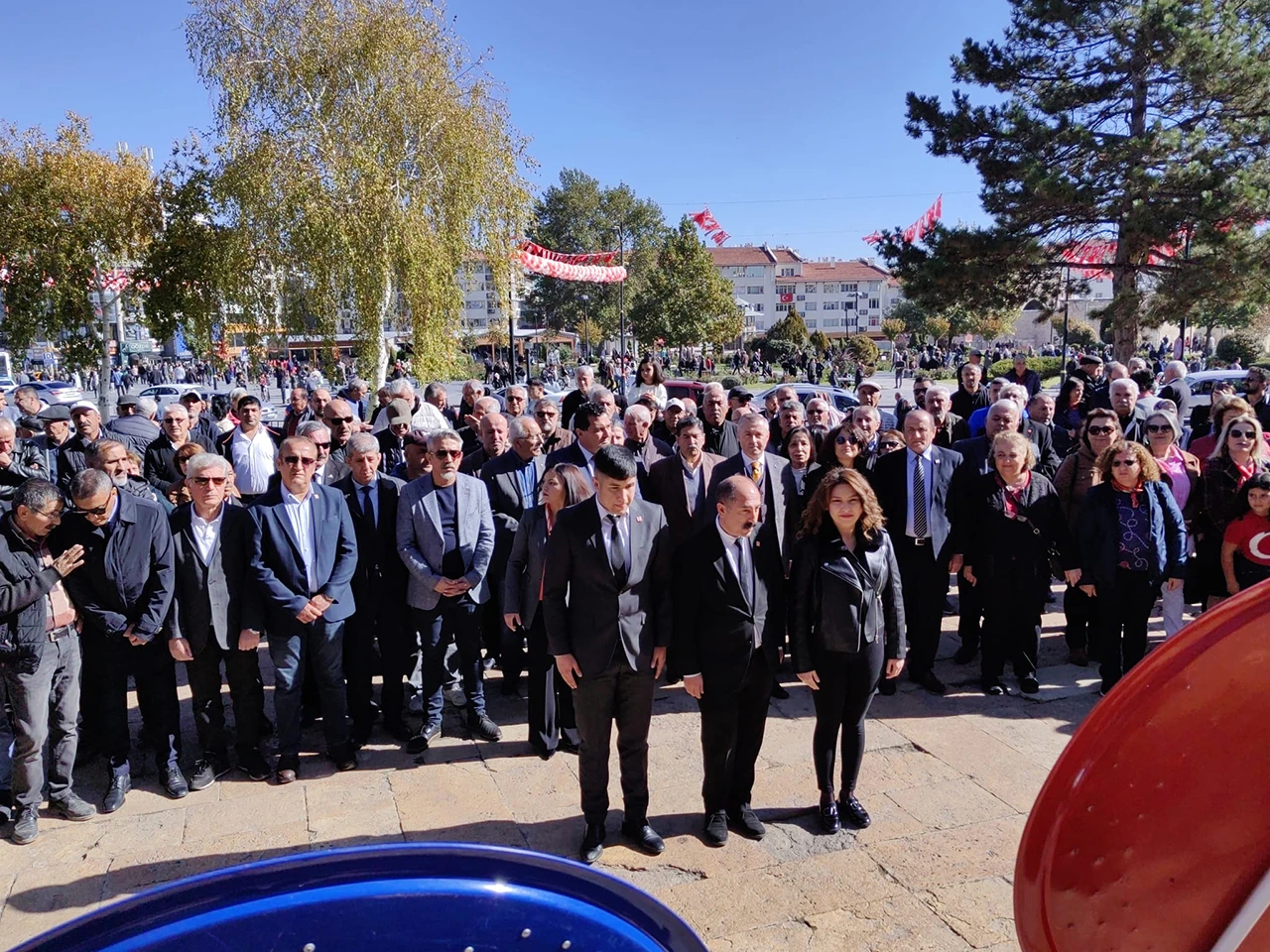 CHP Sivas İl Teşkilatı Anıta Çelenk Sundu! 