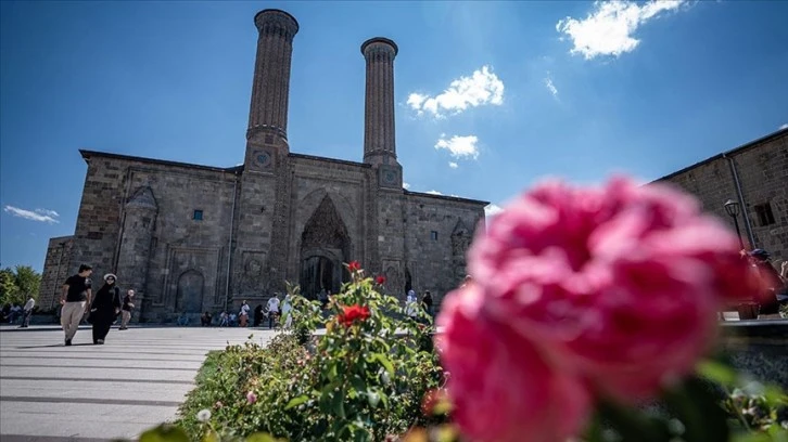 Çifte Minareli Medreseye Yoğun İlgi