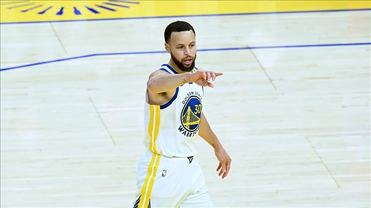 Curry, NBA tarihine geçti 