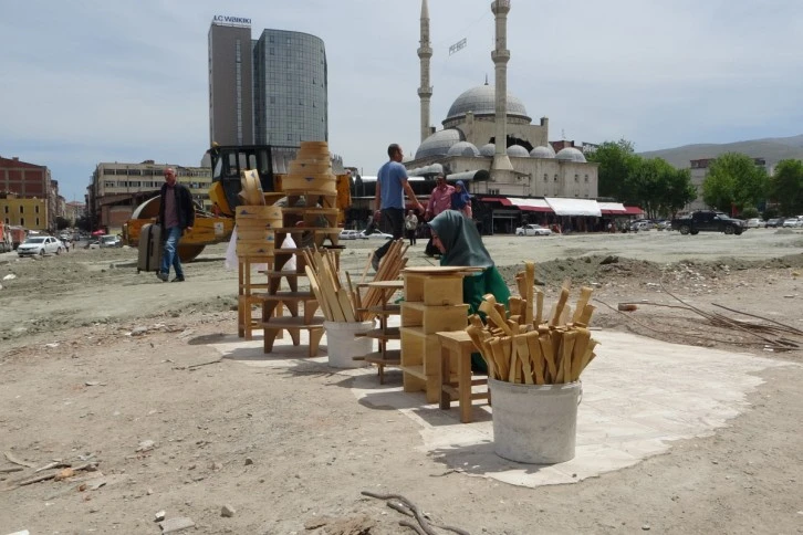 Depremde Yıkılan Dükkanın Enkazında Hayata Tutunmaya Çalışıyor