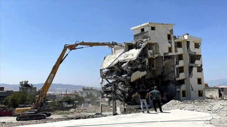 Depremin Merkez Üssü'nde Ağır Hasarlı Binaların Yıkımı Sürüyor