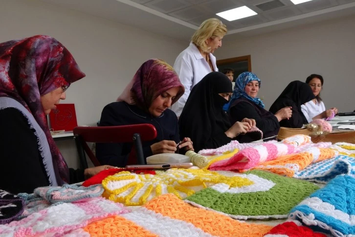 Depremzede Kadınlar Yaraları Silmeye Çalışıyor 