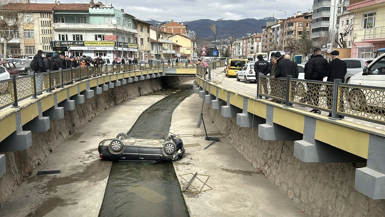 Dereye Düşen Otomobil Sürücüsünü İtfaiye Kurtardı 