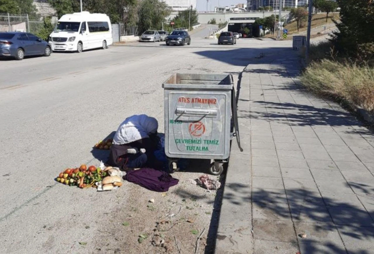 Dilenci Çöp Konteyneri Önünde Duygu Sömürüsü Yaptı! 