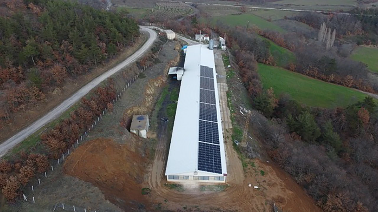 Elektriğini güneş santralinden sağlıyor