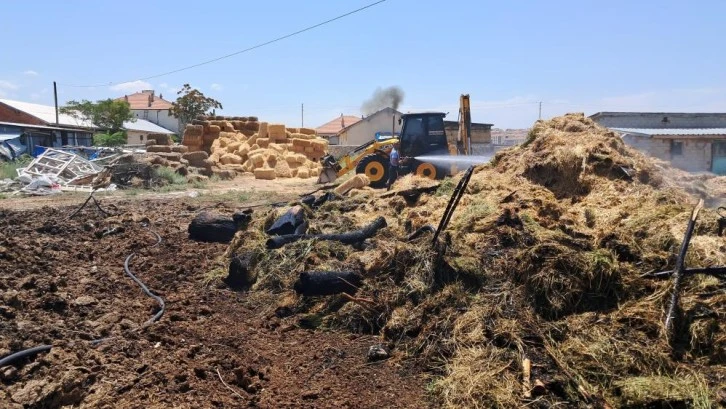 Emekler Kül Oldu! 400 Saman Balyası Cayır Cayır Yandı!