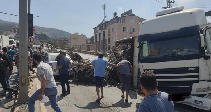 Enkazdan Çıkan Demirleri Taşıyan Tır Devrildi 