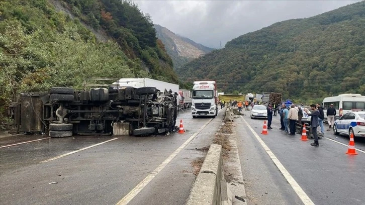 Feci Kaza: 2 Tırla 2 Kamyon Çarpıştı, Yol Ulaşıma Kapatıldı