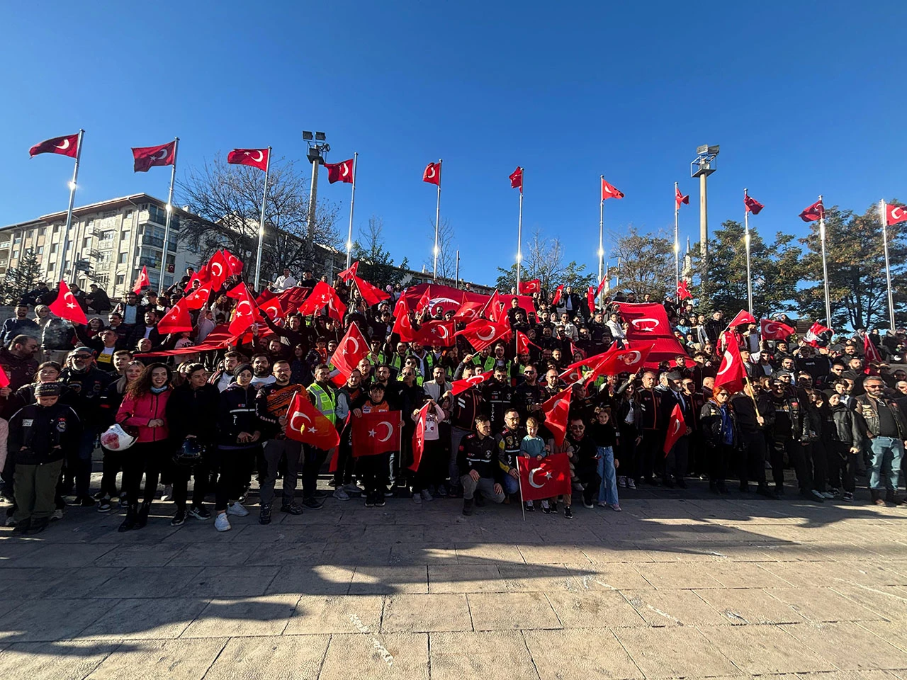 Geleceğe Bir’iz Grubu Cumhuriyet Bayramı ve Şehidimiz Şeyda Yılmaz için Konvoy Düzenledi 