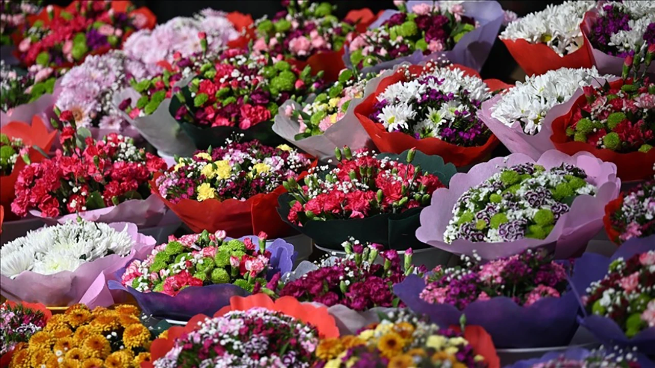 14 Şubat Öncesi Kırmızı Gül ve Led Işıklı Buketlere İlgi Arttı