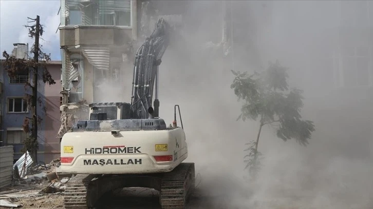 Hatay'da Ağır Hasarlı Binaların Yıkımına Devam Ediliyor