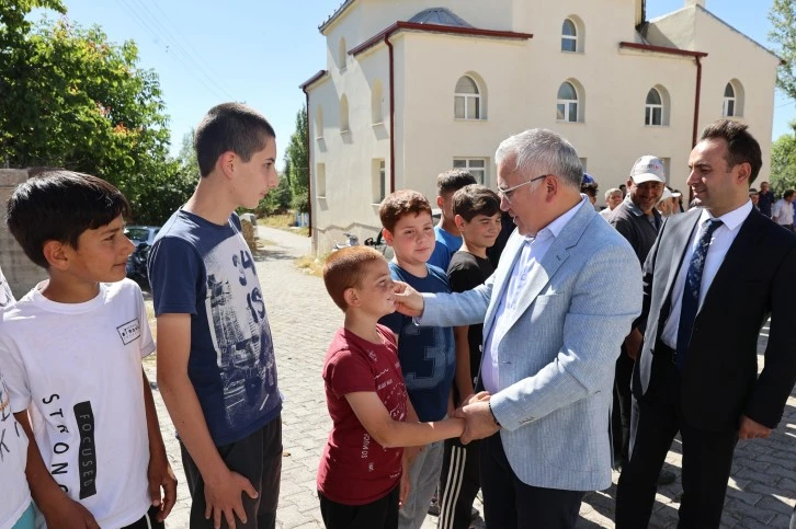 Her Fırsatta Köylülerle Buluşuyor 