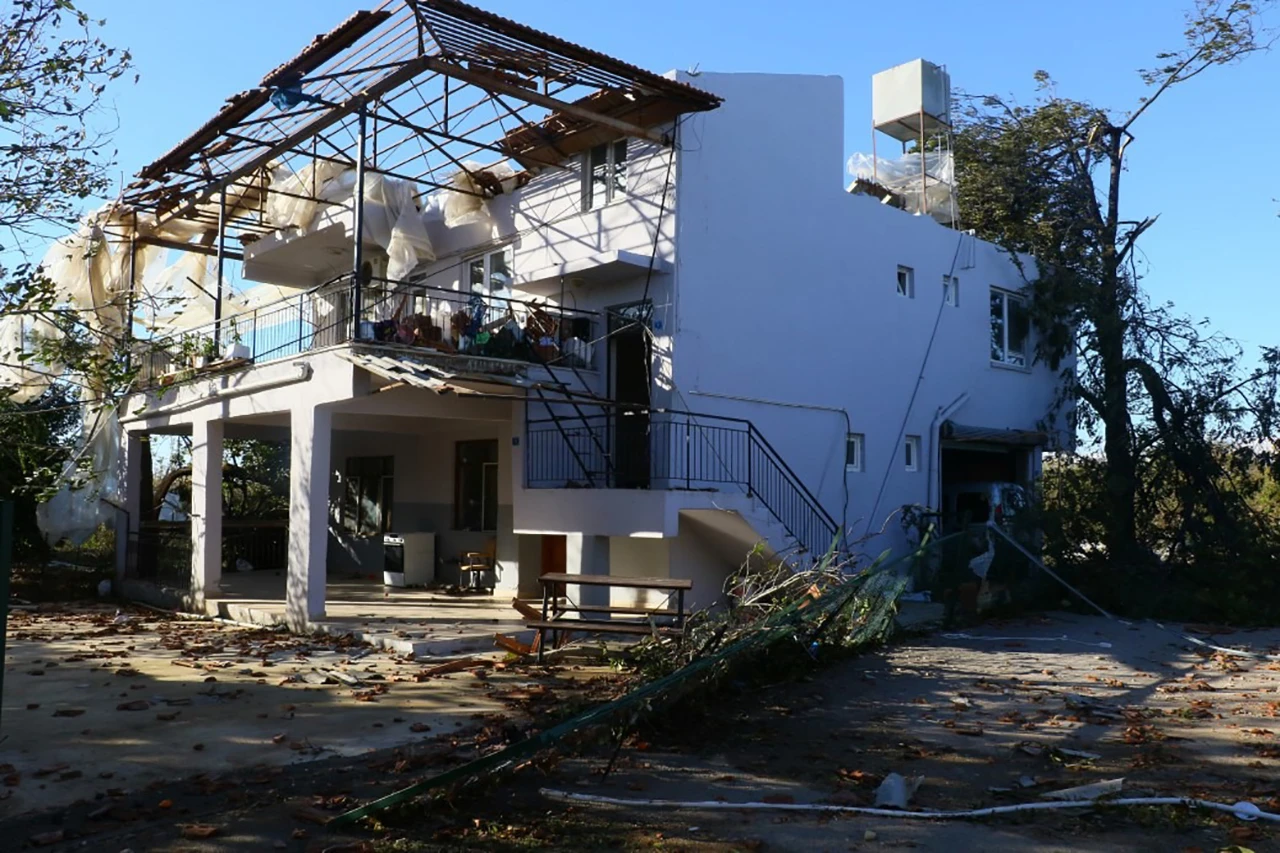 Hortum Çatıları Uçurdu, Balkona Zarar Verdi 