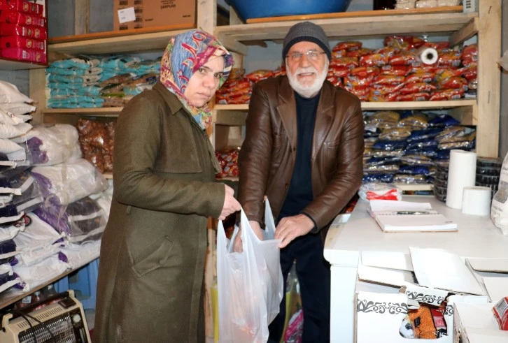 İhtiyacı Olan Poşetini Doldurup Gidiyor