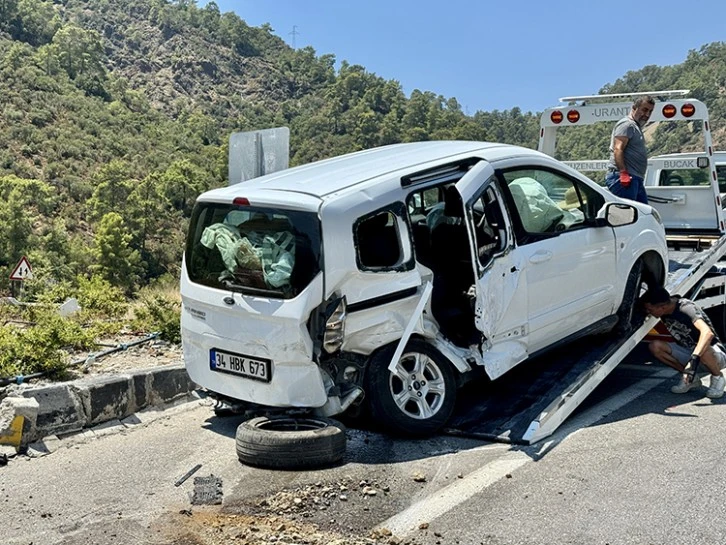 İki Otomobil Çarpıştı: Çocuk Öldü, 10 Kişi Yaralandı 