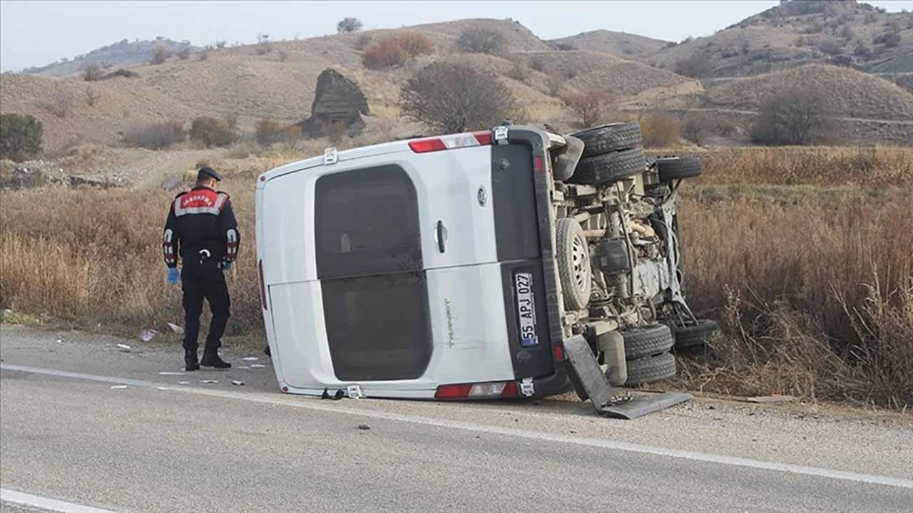 İşçi Servisiyle Traktör Çarpıştı: Çok Sayıda Yaralı Var!