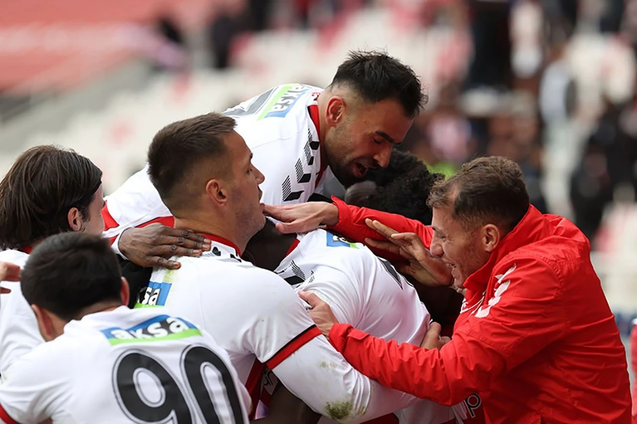 Kimisi Forma Şansı Bulamadı, Kimi Vazgeçilmezi Oldu! İşte Sivasspor'un İlk Yarı Karnesi! 