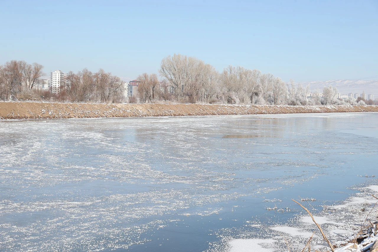 Kızılırmak Nehri'nin bir bölümü buz tuttu