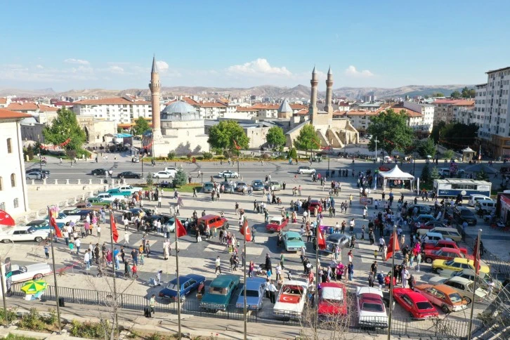 Klasik Otomobiller Sivas'ta Göz Kamaştırdı 