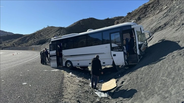 Kontrolden Çıkan Midibüs Yamaca  Çarptı: 27 Yaralı 