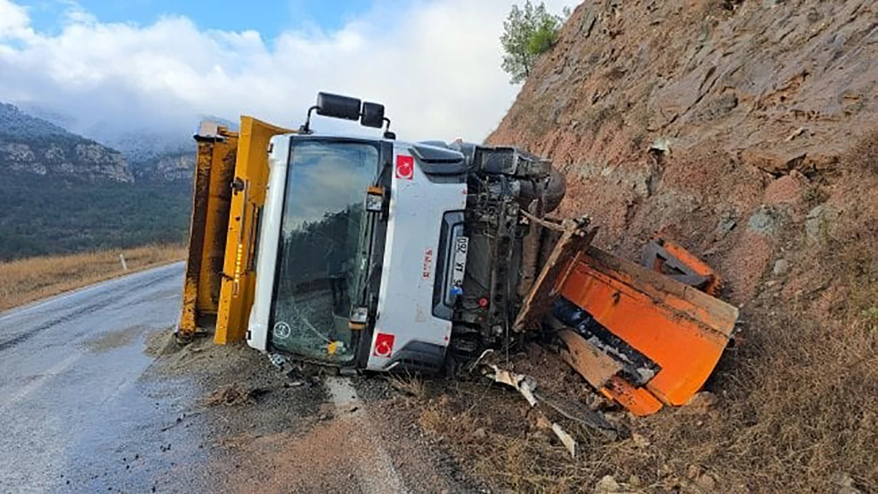 Kontrolden Çıkan Tuzlama Aracı Şarampole Devrildi