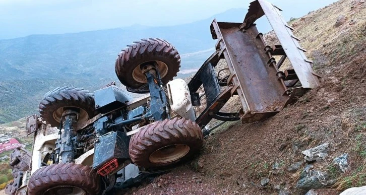 Köy Yolunda Çalışma Yapan İş Makinesi Uçuruma Yuvarlandı