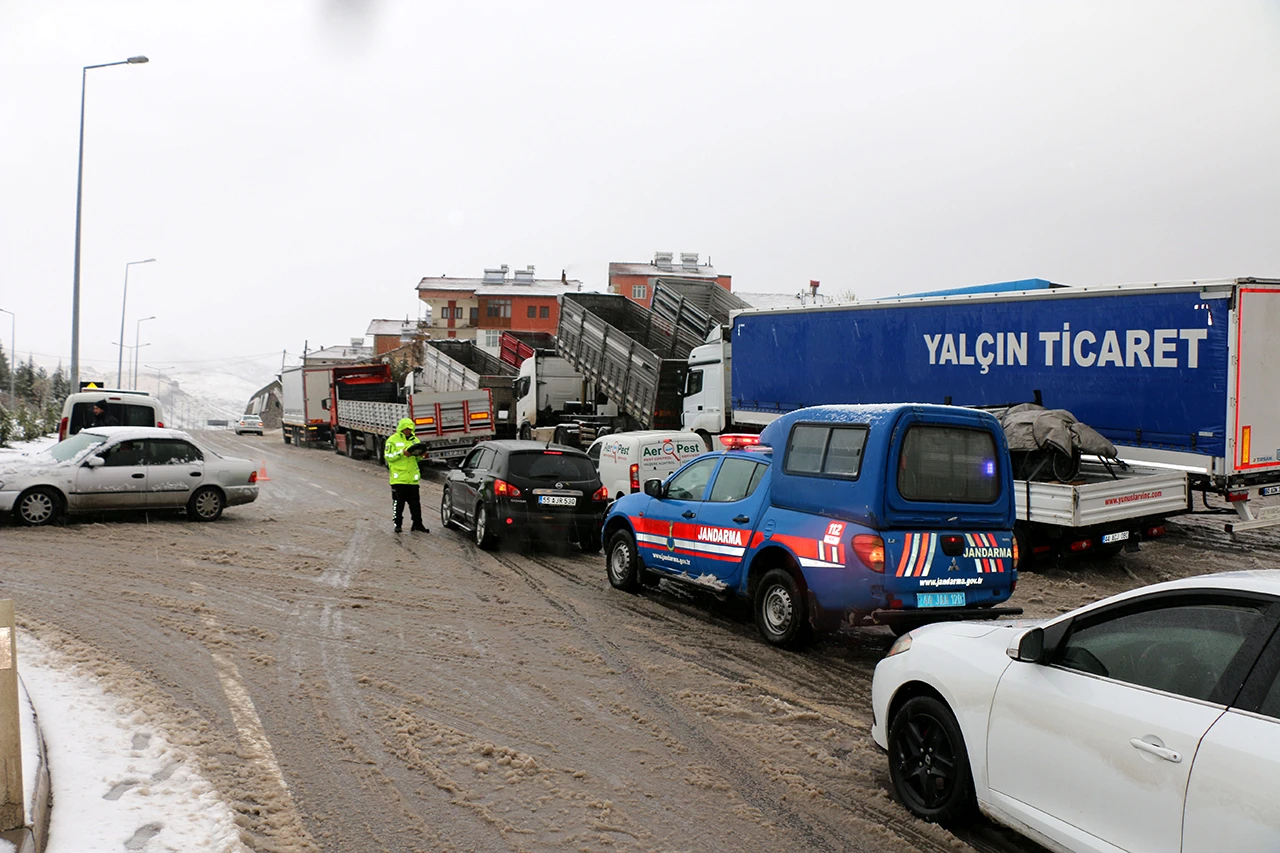 Malatya-Sivas Kara Yolunda Kar Yağışı Nedeniyle Ulaşım Kontrollü Sağlanıyor