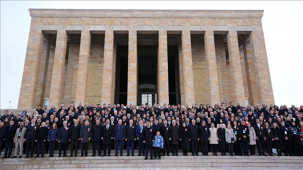 Milli Eğitim Bakanı Tekin 81 İlden Gelen Öğretmenlerle Anıtkabir'i Ziyaret Etti