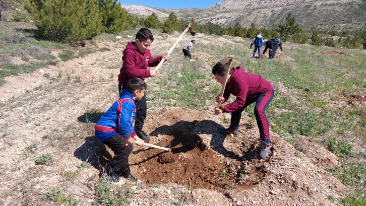 Minikler Depremzede Çocuklar Anısına Fidan Dikti 