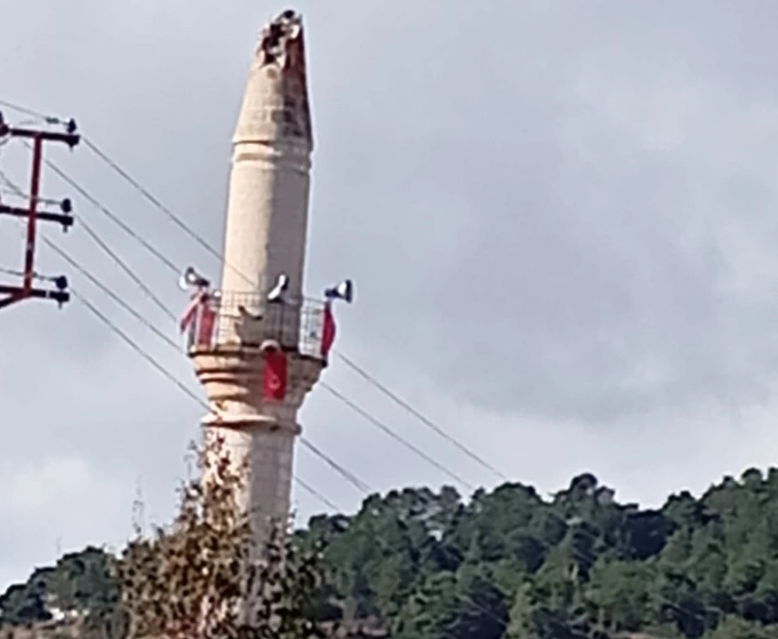 Sivas'ta Cami Minaresine Yıldırım Düştü    