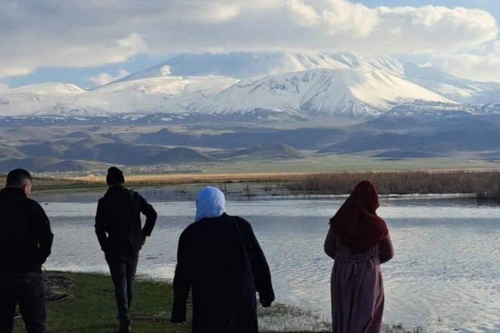 Nisan Ayında Beyaza Büründü