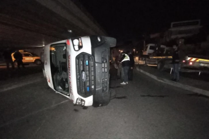 Otobüsle Çarpışan Ambulans Yan Yattı