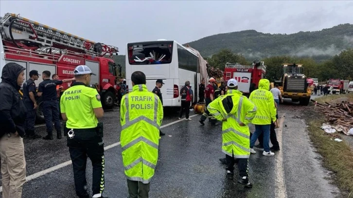 Otobüsle Kamyon Çarpıştı: 2 Ölü, Yaralı