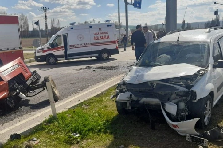 Otomobille Çarpışan Traktör İkiye Ayrıldı