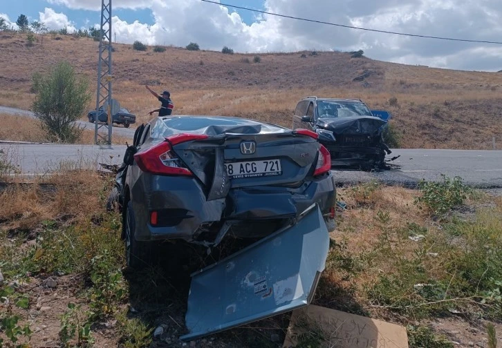 Otomobille Minibüs Çarpıştı: 9 Yaralı 