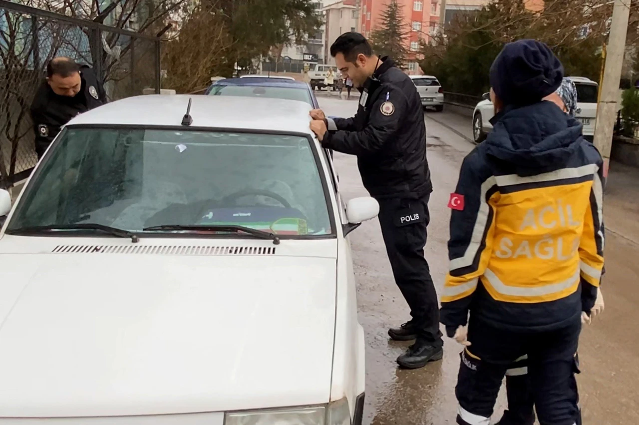 Polislerin Uyuyakalan Genci Uyandırmak için Yapmadıkları Kalmadı