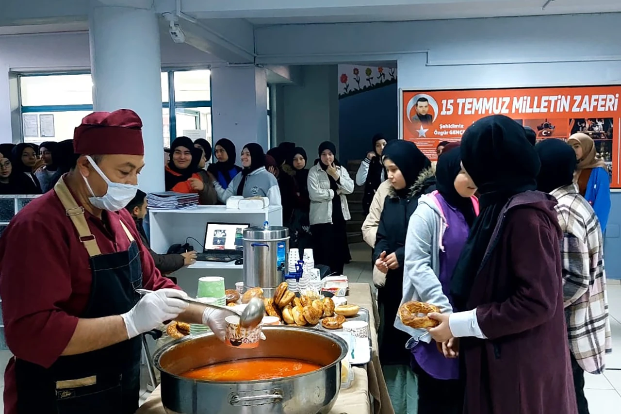 Şarkışla'da imam hatip lisesi öğrencileri sabah namazında camide buluştu