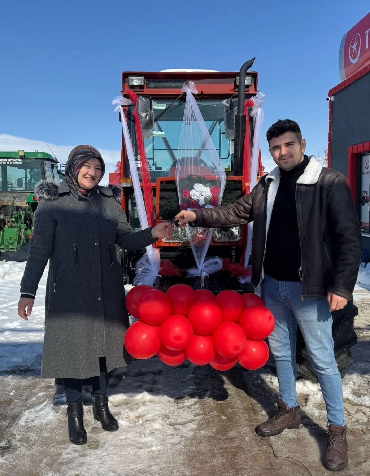 Sevgililer Günü'nde Annesine Traktör Hediye Etti 