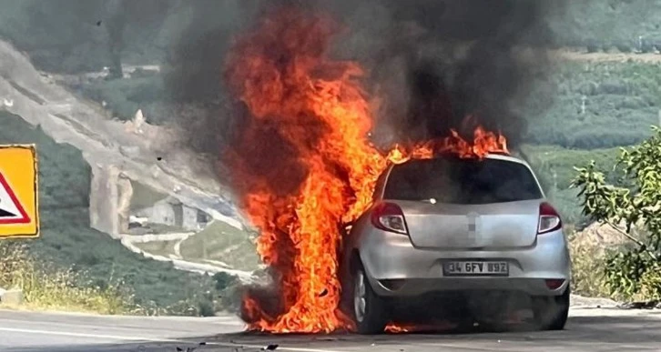 Seyir Halindeki Otomobil Alev Topuna Döndü